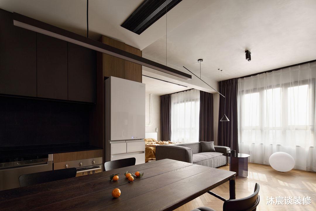 她家除了卫生间留门,改成大套间,选择微水泥与原木,高级又温馨