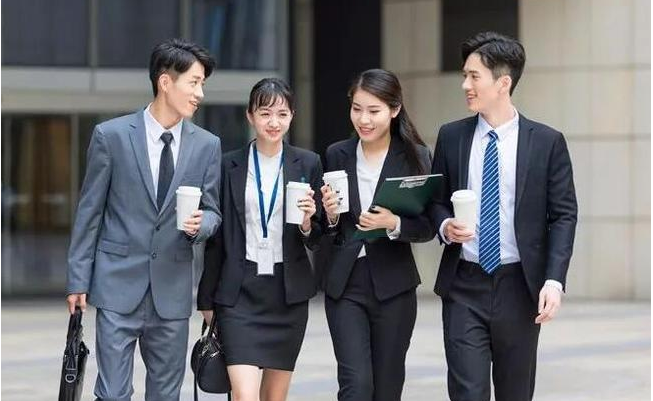 |大学毕业生面试被问，有5瓶水6个领导怎么分？高情商回答被录取