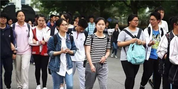 依科育儿吧|双胞胎姐妹高考成绩只差1分,妈妈凡尔赛式发言:过600就可以了