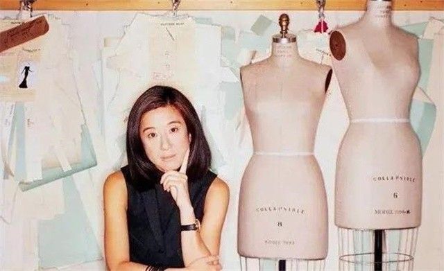 明星|72岁身家亿万的“婚纱女王”：自拍像少女，在好友合照里现了原形