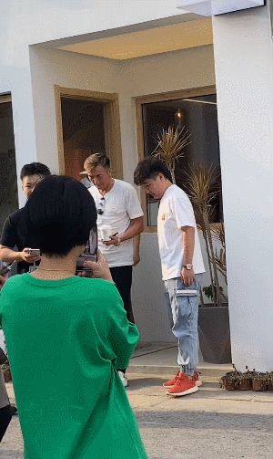 韩雪|徐峥现身被偶遇，穿着宽松难掩啤酒肚，一个人偷偷吃菜叶子减肥