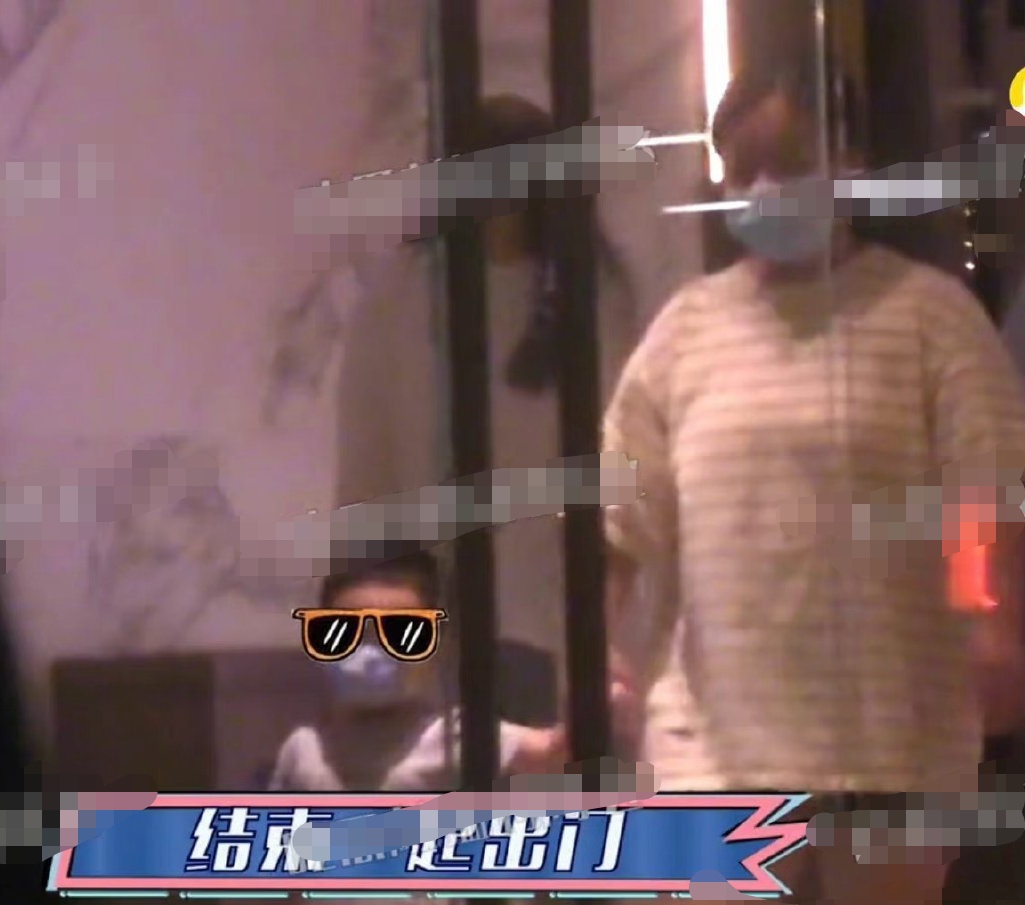 一街拍|赵丽颖带儿子逛商场,母子穿亲子装,温馨互动太有爱