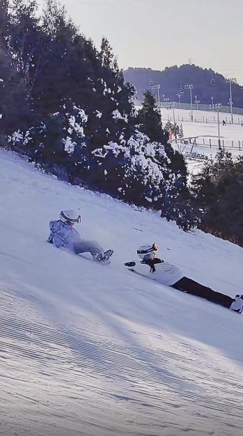 冰火凤|董璇带女儿与新男友滑雪?董璇获男方手拉手教学好甜蜜