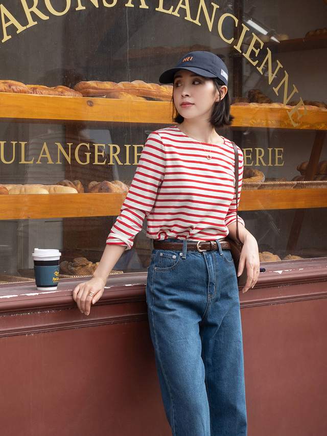 何有强 秋季，奔四奔四的女人怎么穿风衣？搭配衬衫和牛仔裤，减龄又洋气