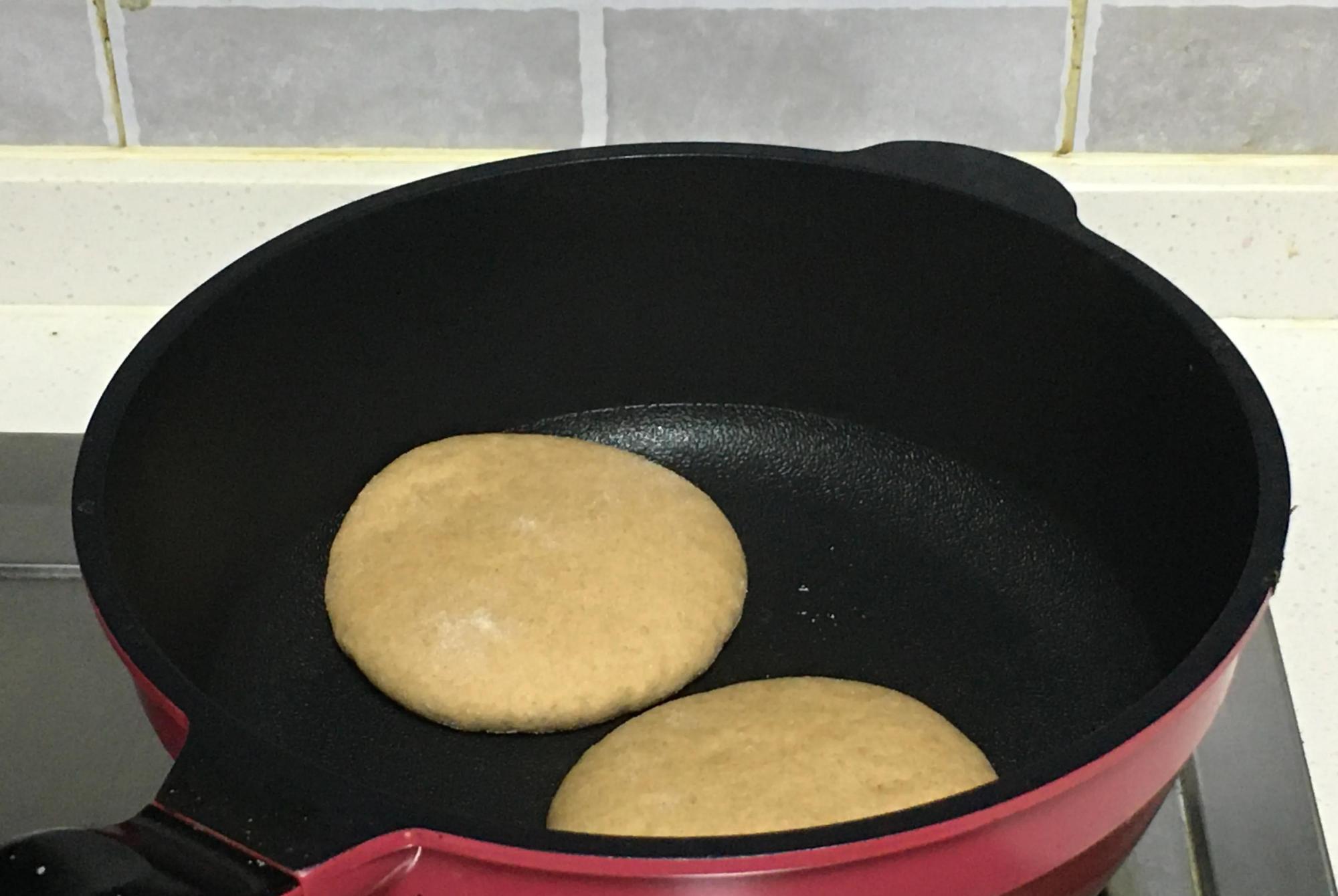 面粉|怕胖少吃米面多吃它,肉烂汤浓味道好,大口吃超过瘾,烙好存一周