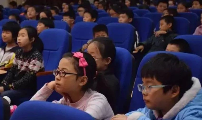 视界沐光VR视力|小学时已近视200度，家长仍然不重视，初中直接飙到700度!
