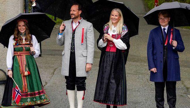 当年的明月|一岁多的查尔斯王子又营业了，小家伙玩得太嗨，腿上沾满了泥