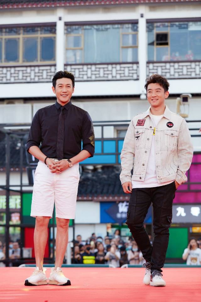 陈红|45岁陆毅拒绝“油腻范”，束脚裤+运动鞋变潮男，梳背头帅气十足