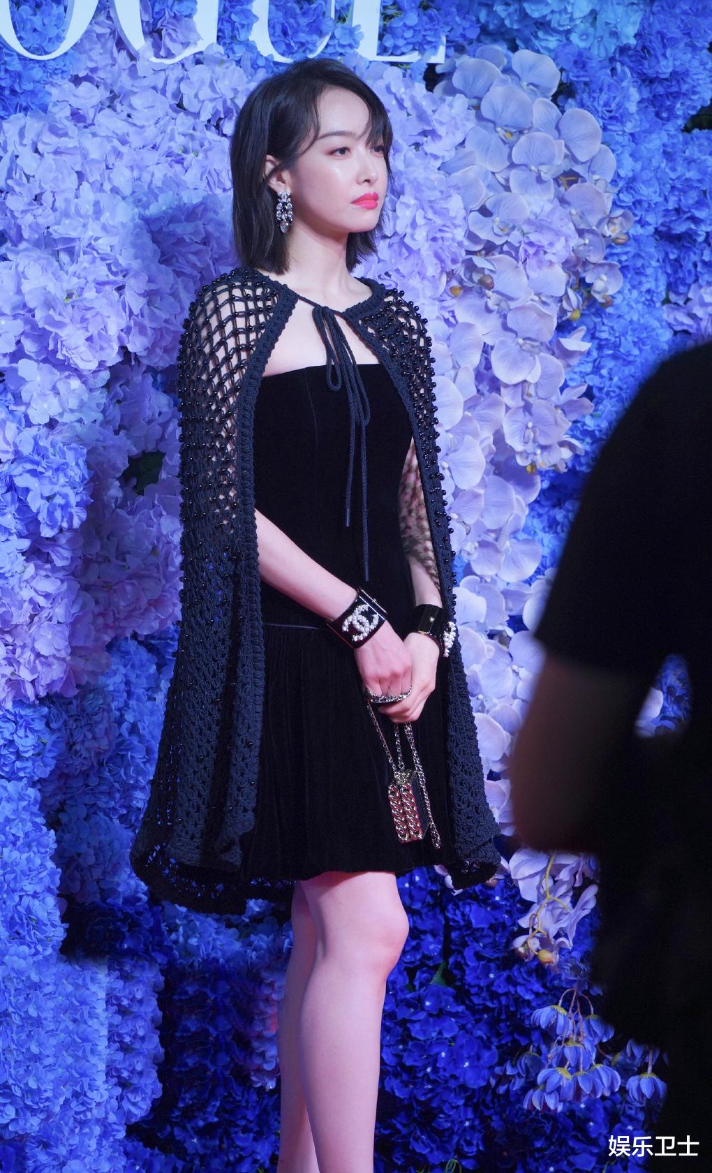 桥本环奈|杨幂在宋茜头上比兔子耳朵，前面的张艺兴表情好呆，三人同框氛围感十足