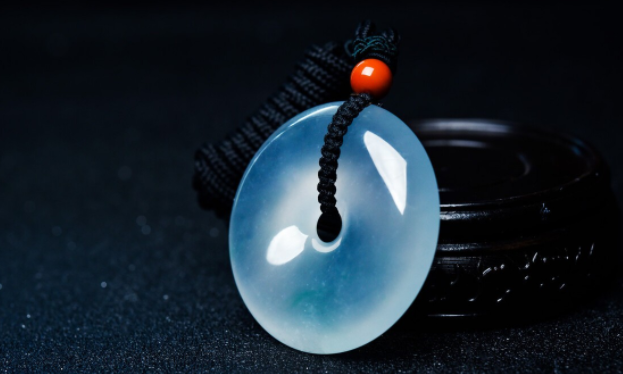 翡翠|几十块钱的廉价翡翠，卖高价坑了不少人，凭啥？