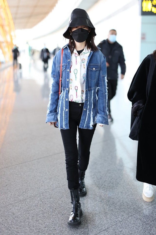 穿衣搭配|李沁对时尚真是有一套，穿的平淡却有超模感，这么穿挺增高的