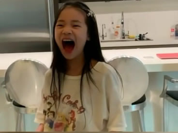 小S|小S强迫小女儿认“哥哥”，许老三惊艳出镜，网友大赞其美貌超越妈妈