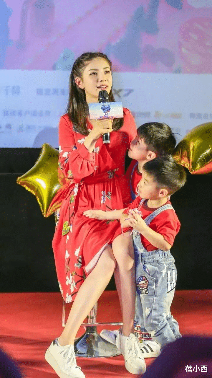 蓓小西|沙溢的老婆胡可又美出圈了，穿印花裙配波波头好嫩，不像奔五的人