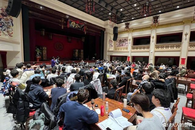 谭松韵|德云社高峰发文，感慨十二月份没有演出的，为了龙字科他没少付出