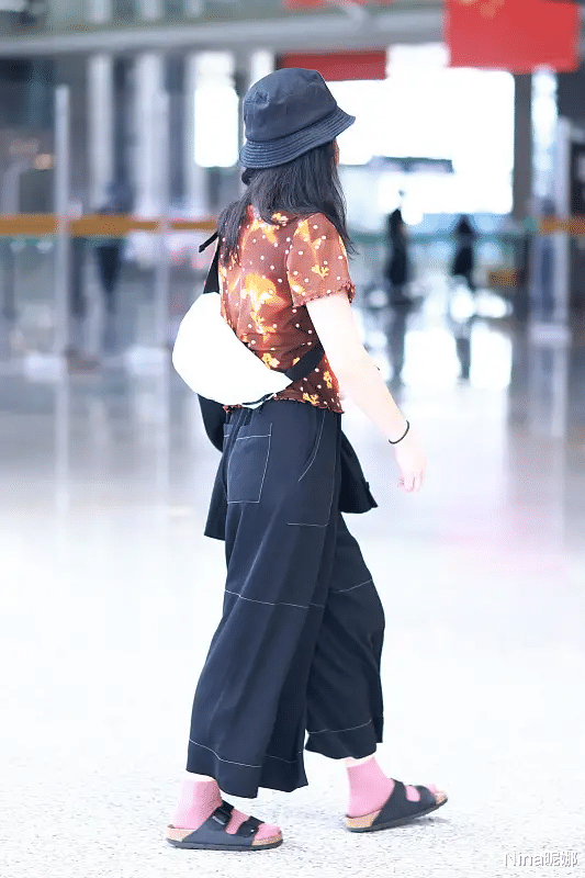 Nina昵娜|47岁周迅赶飞机有多佛系！穿染色T恤像小老太，10块拖鞋太不得体