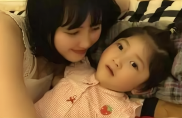 医生 24岁女孩收养那个“皮包骨女婴”，6年过去了，她们怎么样了？