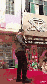 “女神约你但你穷,该如何委婉的拒绝?”哈哈哈评论精神富足!