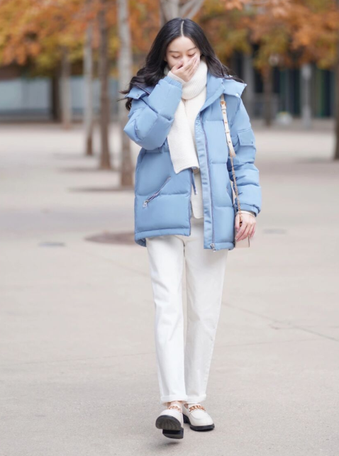 何有强 羽绒服别光买黑白灰,今年流行这件“婴儿蓝”,显白还很减龄!