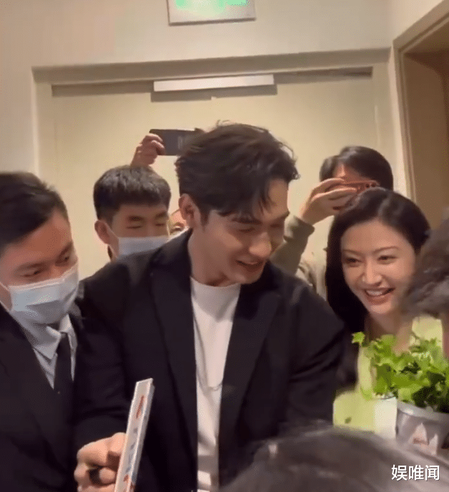 景甜|路人镜头下的景甜和张彬彬：景甜法令纹深，张彬彬本人比剧中还帅