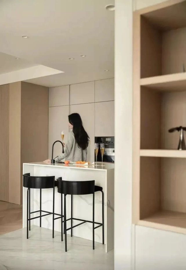 82㎡现代简约丨入户飘窗变卡座，开放式餐厨厅布局绝了