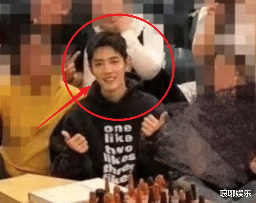 肖战|肖战吃火锅被偶遇，喝醉酒脸通红，生图下29岁的颜值状态成焦点