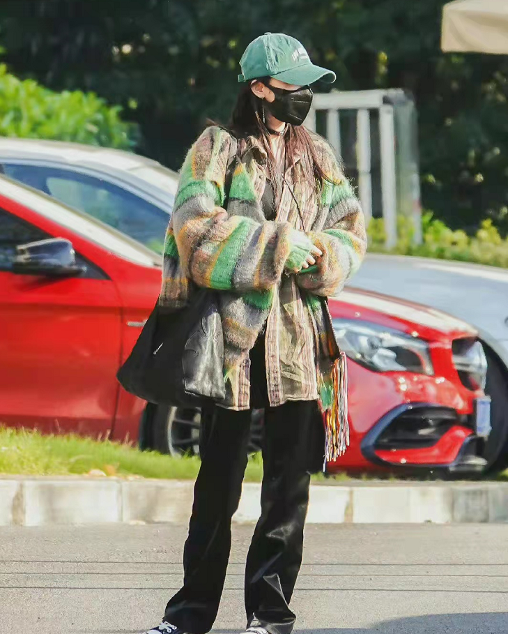 杨幂|杨幂高清对脸拍美翻天！穿亮片吊带玩性感眼神却楚楚可人，超会撩