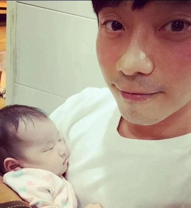 张栋梁|他曾是情歌王子，爆红后退圈留学，如今黑瘦认不出