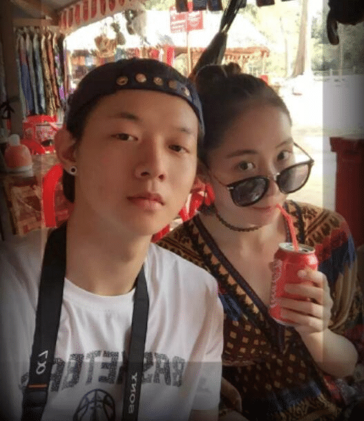 霍尊|霍尊被封杀后前女友陈露首露面，笑容灿烂一扫遭男方抛弃阴霾