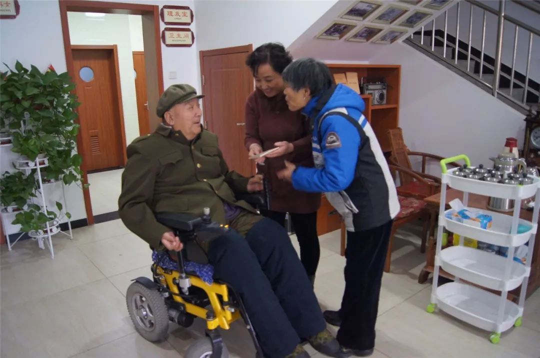 红人汇集地 40岁妻子去做24小时保姆，月薪1w，两月后丈夫：再没钱也不给你做