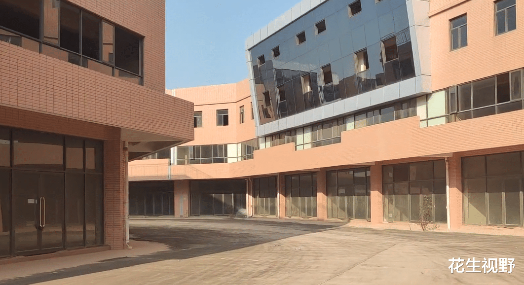 花生视野 昆明一商业城宛如“鬼城”，耗费13.6亿，或许可以改成房车露营地