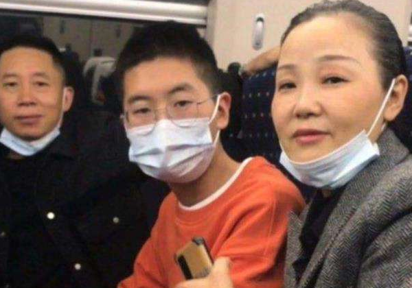 孙悦|孙卓亲姐孙悦留学归来，“红色长发”成焦点，高昂学费随之曝光