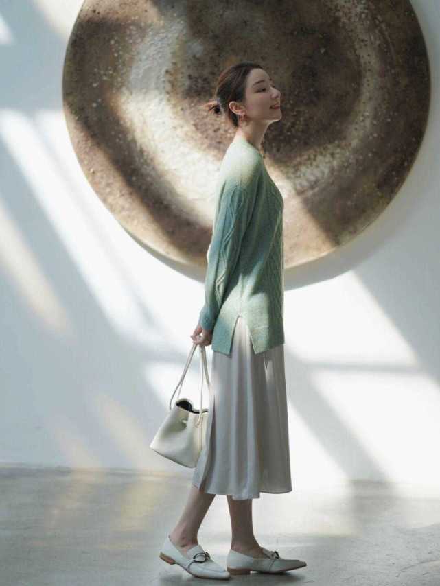 何有强 秋冬季,“薄荷色”毛衣火了,搭配上白色半身裙温柔优雅,超洋气