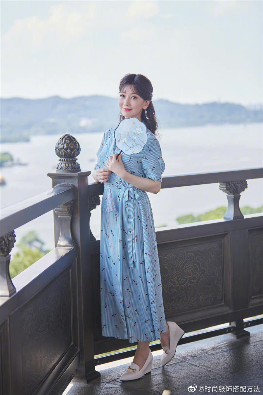 赵雅芝|赵雅芝穿搭时尚，美貌比小姑娘还略高一筹，大妈装穿出青春范！