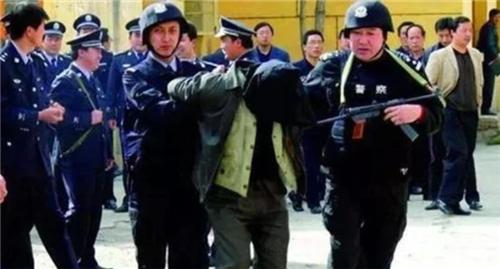 1988年,女友遭其养父侮辱,男友为复仇杀7人!判刑后她终身不嫁