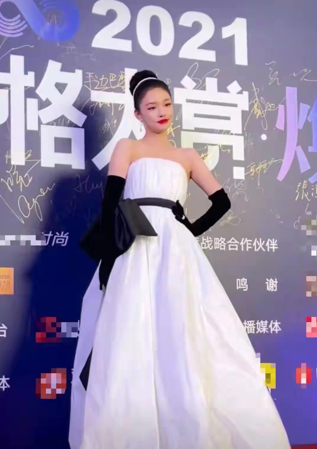 蔡明|最新红毯大赏！蒋勤勤扮嫩失败不如陈数高级，姚安娜剪短发太老气