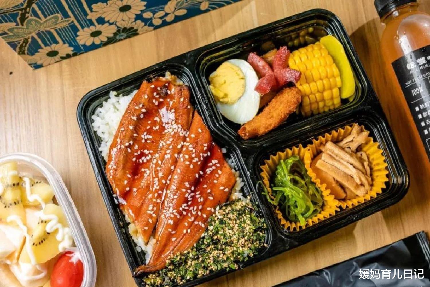 媛妈育儿日记|给孩子点个外卖,宝妈遭全网吐槽:至于上升到不合格的高度吗?