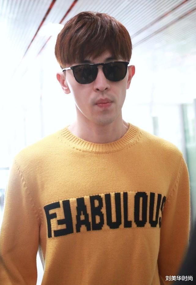 刘美华时尚|邓伦真的好大胆，留胡茬戴墨镜，穿休闲的服装都不像明星了
