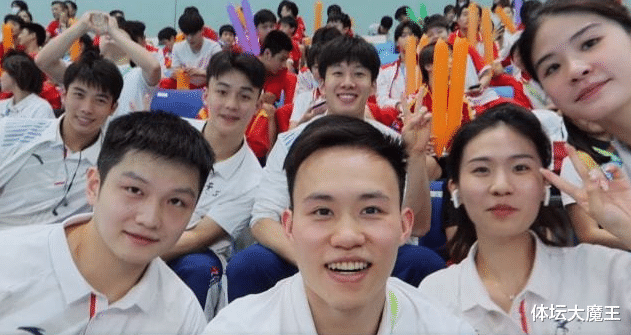 全红婵|谢思埸与樊振东自拍，全红婵突然入镜，红姐：谢哥怎么不带我呢！