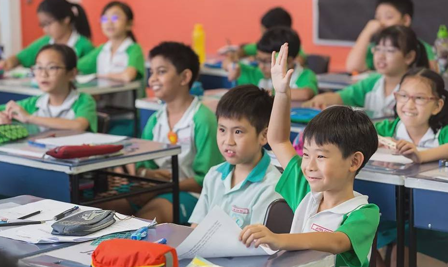 女孩|小学女生火了，高颜值堪比偶像女主，网友：简直是缩小版娜扎