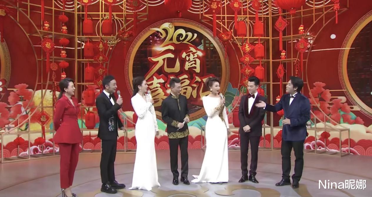 郑爽|央视主持李梓萌闪耀央视元宵晚会，穿拖地长裙秀“沙漏身材”，摘假发戴大金耳环真美