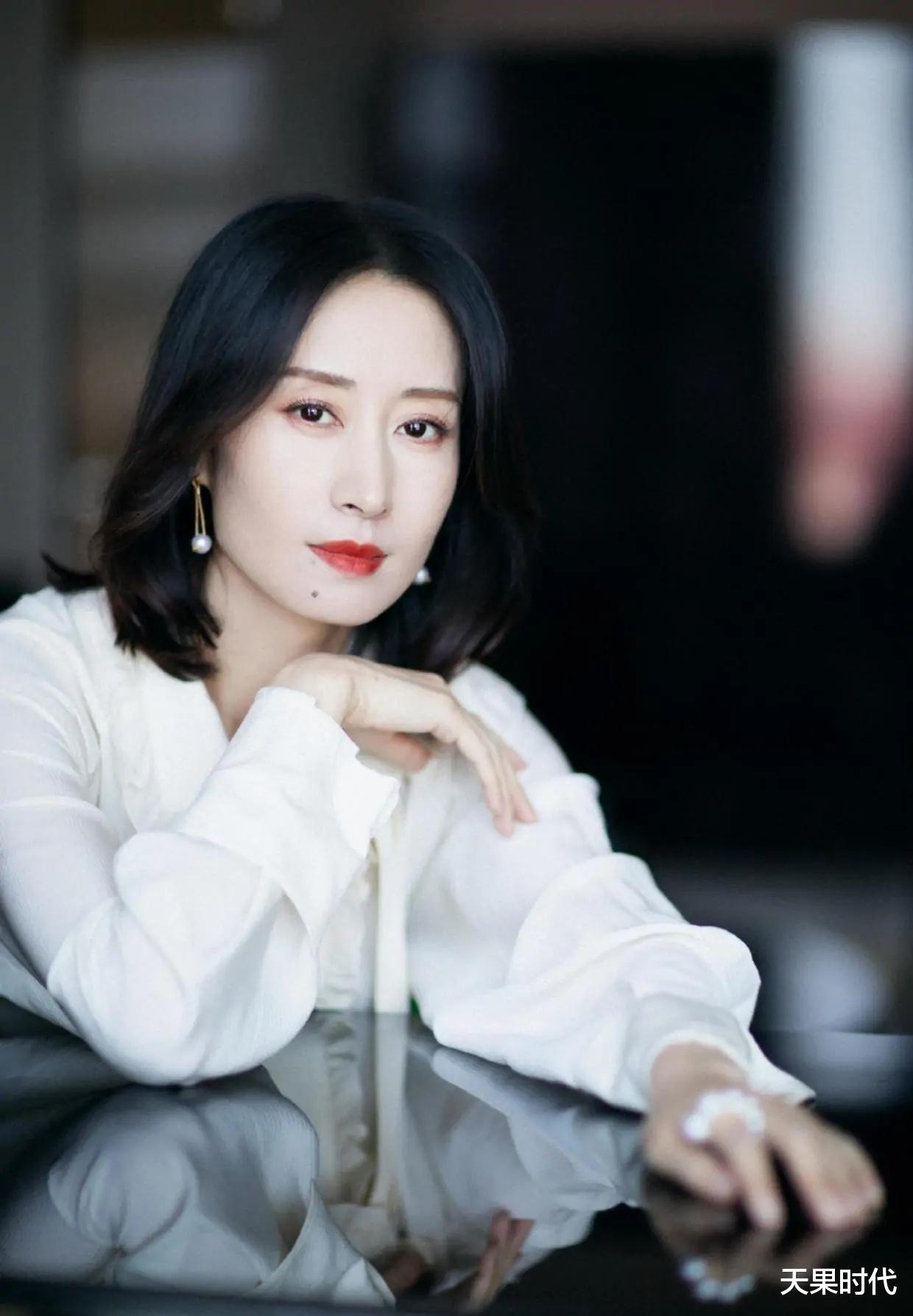 穿衣搭配|刘敏涛面白唇红很贵气，“自己买冰激凌”真的很酷，自信独立是王道