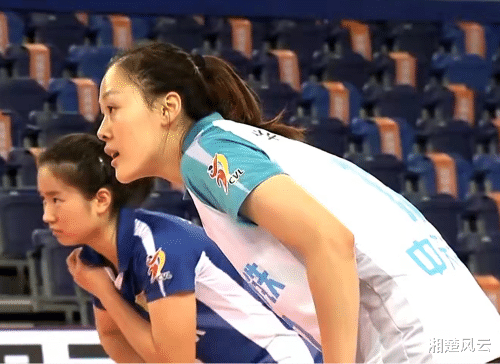 江苏女排|江苏女排3-0山东，与上海队进行半决赛，李岩龙神情落寞站在场边