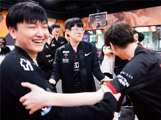 lpl|选手都横着飞出去了？LPL运动会倒二是RNG，倒一沉默几小时不吭声