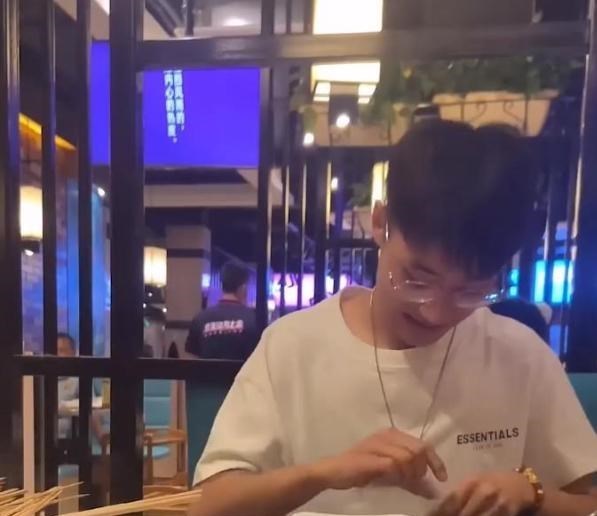 追寻星座的世界 看呆了，男子吃火锅自带整鸡，煮3小时没熟要求服务员打包带走