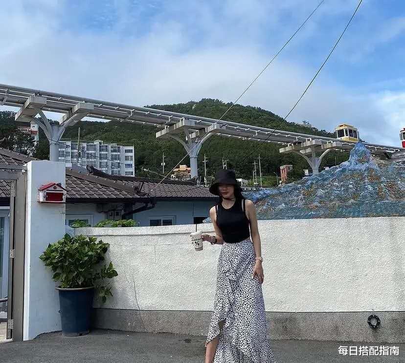 每日搭配指南|真正有品味的女人，穿“半身裙”都这样搭上衣，优雅更显品味