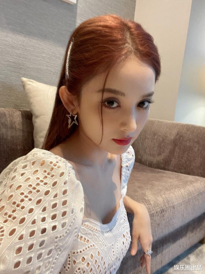 古力娜扎|古力娜扎坐在草地上凹造型，用白毛巾当道具，美感堪比国际大片