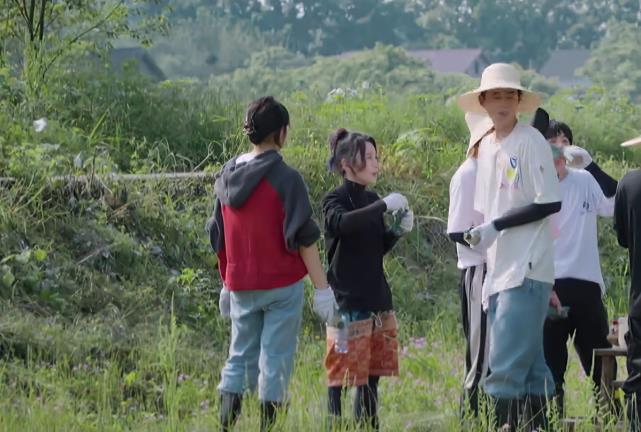 梁靖康|梁靖康张子枫藏在人群后，看到他手上的小动作，还敢说没谈恋爱？