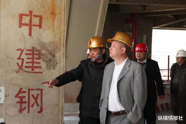  财大气粗的千亿富豪，花20亿成为李嘉诚的邻居，结果一天损失800亿