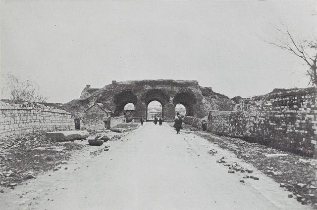 南京|1910年的南京下雪老照片，玄武湖全景，留着长辫的警察，明故宫遗址
