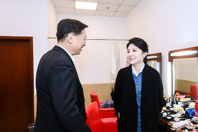 美人哒 53岁周涛比30岁更美,大衣叠穿牛仔衫+白衬衫,看似繁琐却很高级